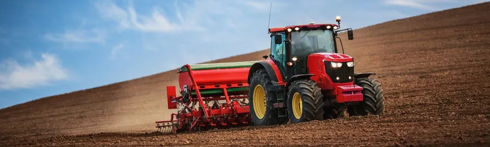 Traktor Wiese pflügen